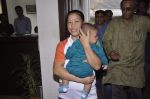 Mary Kom snapped with husband and son at Press Club in Mumbai on 30th Sept 2013 (6).JPG